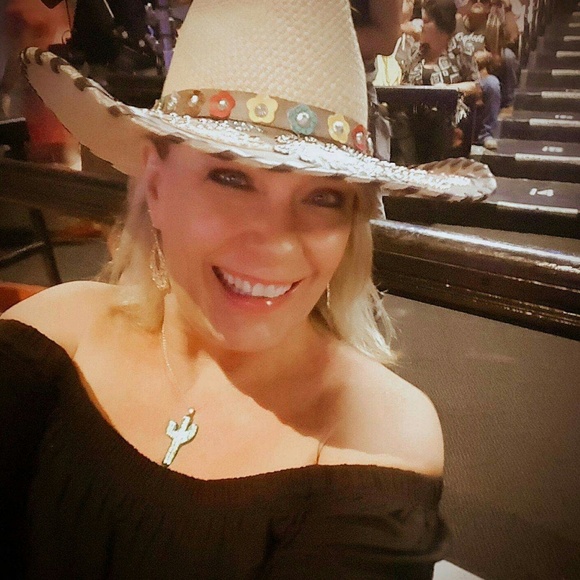 Meet your Posher, Hollie - Picture 1 of 1